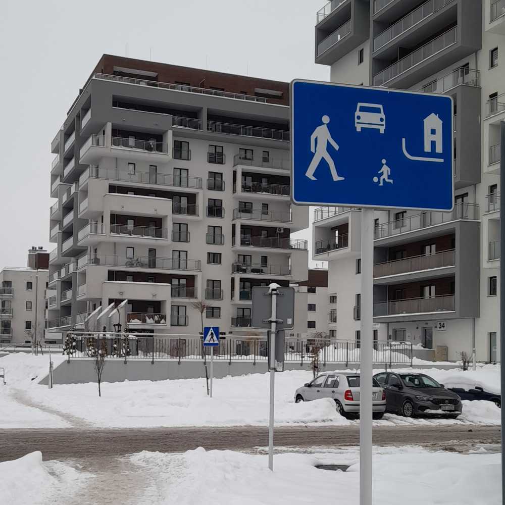Ulica Nowowiejska w Rzeszowie. Strefa zamieszkania i widoczne w tle wyznaczone przejście dla pieszych Fot. Rafał Baran