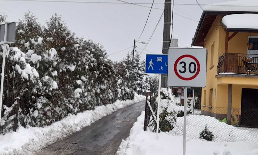 Ulica Wieniawskiego w Rzeszowie i znak ograniczający prędkość do 30 km/h tuż przed strefą zamieszkania, w której można jechać najwyżej 20 km/h Fot. Rafał Baran
