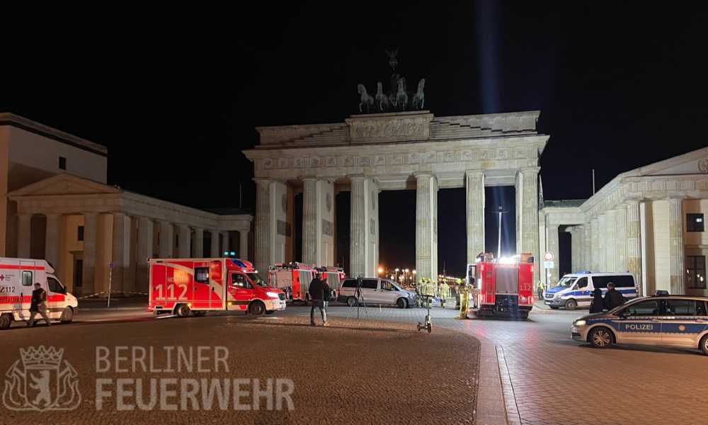 Śmiertelny wypadek w Berlinie. Kierowca rozbił samochód o jeden z filarów Bramy Brandenburskiej Fot. Berliner Feuerwehr/Twitter