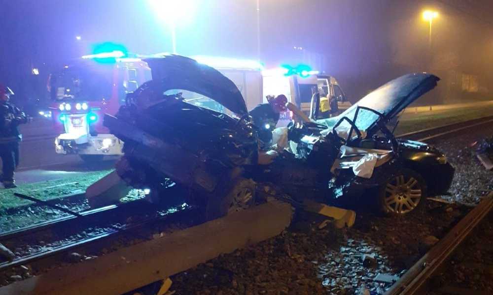 Wrak BMW po śmiertelnym wypadku w Łodzi Fot. Policja