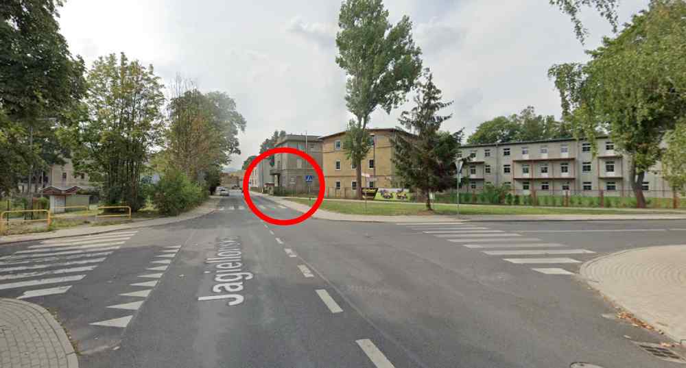 Skrzyżowanie w Jeleniej Górze z zaznaczonym miejscem potrącenia nastolatka Źródło: Google Maps
