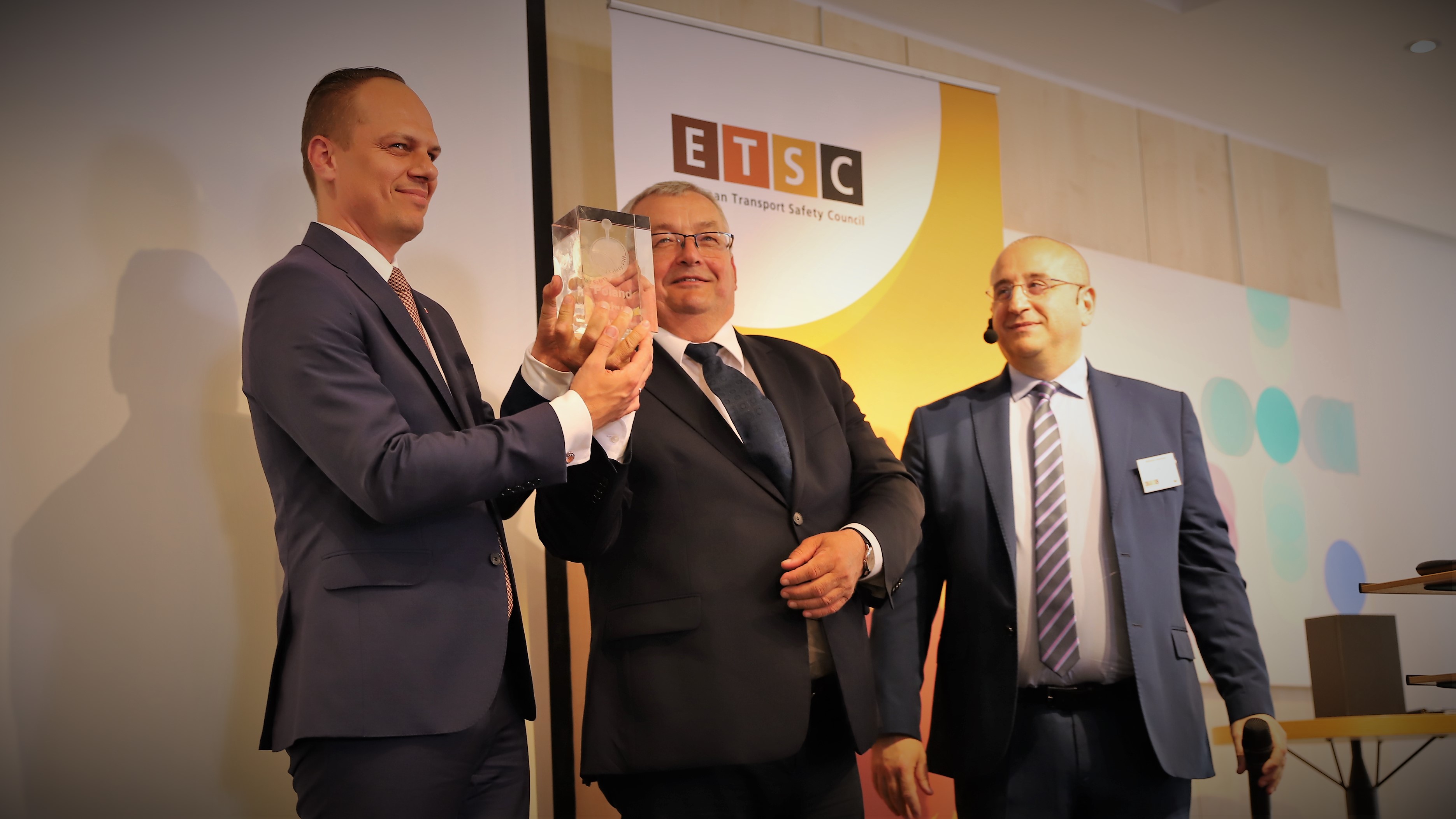 Minister Andrzej Adamczyk i wiceminster Rafał Weber odbierający PIN Award 2023 z rąk szefa ETSC Antonio Avenoso Fot. ETSC