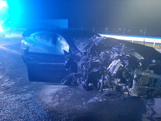Wrak BMW, którego kierowca zdaniem prokuratury spowodował wypadek na A1. W wypadku zginęła rodzina z małym z dzieckiem, która podróżowała samochodem Kia. Fot. Policja