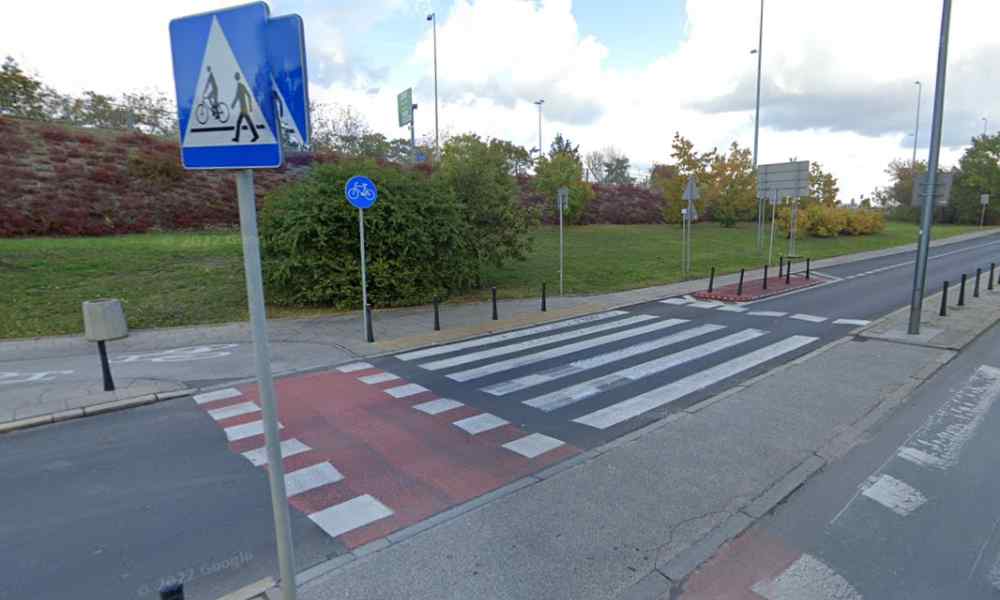 Przejazd rowerowy w okolicy Mostu Gdańskiego w Warszawie, na którym doszło do zderzenia rowerzysty z kierowcą samochodu. Źródło: Google Maps