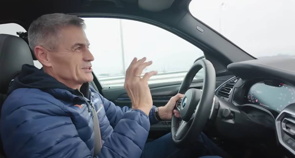 Hołowczyc pochwalił się swoim BMW. I nagrał, jak dwa razy poważnie przekracza prędkość na publicznych drogach