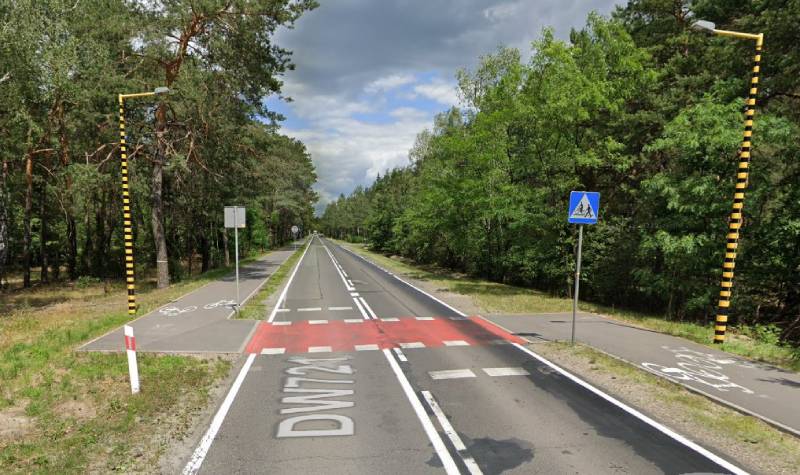 Gdyby - jak chcą niektórzy rowerzyści - uznawać przejazd dla rowerów za "inne miejsce przecinania się kierunków ruchu" - to na tej drodze kierowcy mieliby obowiązek ustępowania rowerzystom jadącym z prawej strony, ale już nie rowerzystom nadjeżdżającym ze strony lewej. Źródło: Google Maps