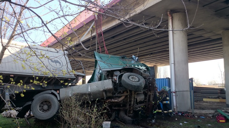 Wypadek. Estakada Kwiatkowskiego w Gdyni. Fot. KG PSP