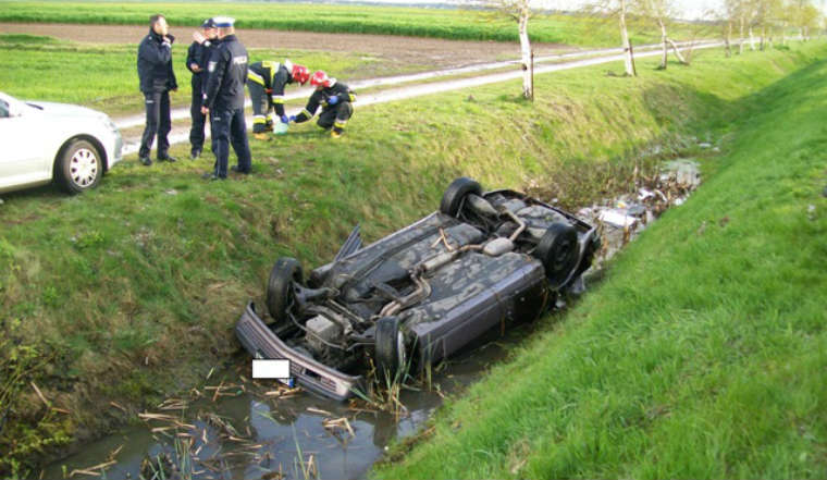 Pasażera tego samochodu ocalił strażak ze Słupcy. źródło: KP PSP Słupca