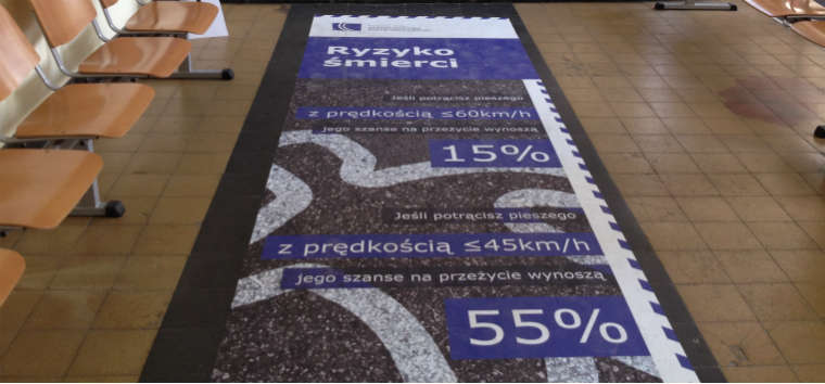 Takie wykładziny PCV z nadrukowaną ulotka pojawiły się w sześciu miastach Polski w ramach kampanii "Zmierz się z prędkością" zamówionej przez KRBRD. Źródło: Polska Fundacja Komunikacji