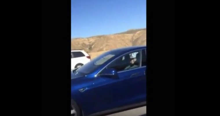 Kierowca Tesla S zasnął za kierownicą. Samochód jechał na autopilocie. Fot. Youtube