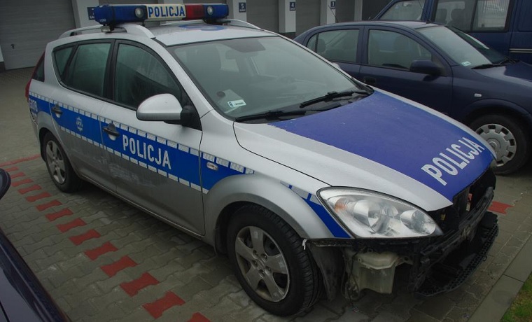 Radiowóz policjantów uszkodzony przez kierowcę ze Skawiny. Źródło: policja