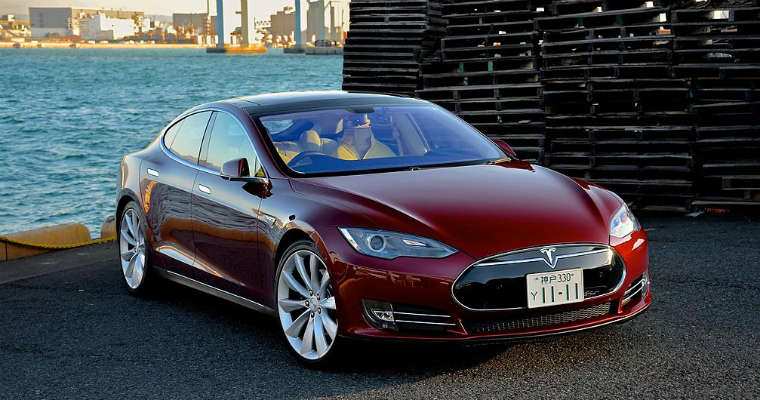 Testy pokazały, że samochody Tesla z autopilotem są bezpieczniejsze.