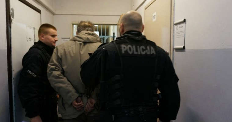 Prokuratura postawiła 51-latkowi z powiatu bielskiego zarzuty spowodowania wypadku i ucieczki z miejsca zdarzenia. Sąd przychylił się do wniosku o areszt. Fot. Policja