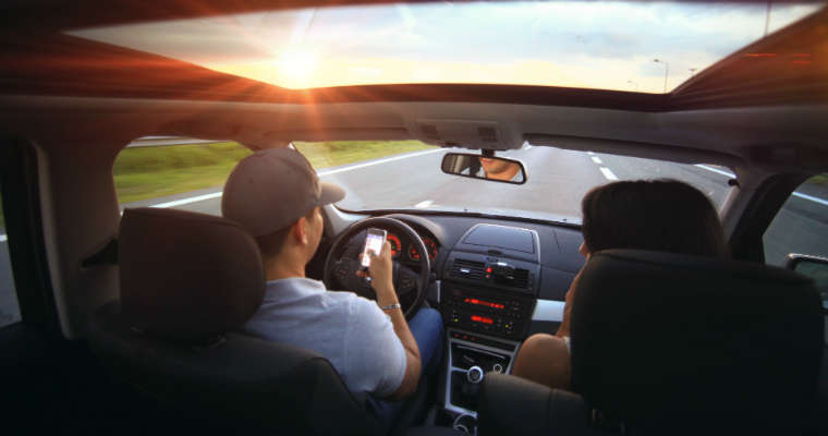 Korzystanie ze smartfona w czasie jazdy samochodem. Fot. CCo