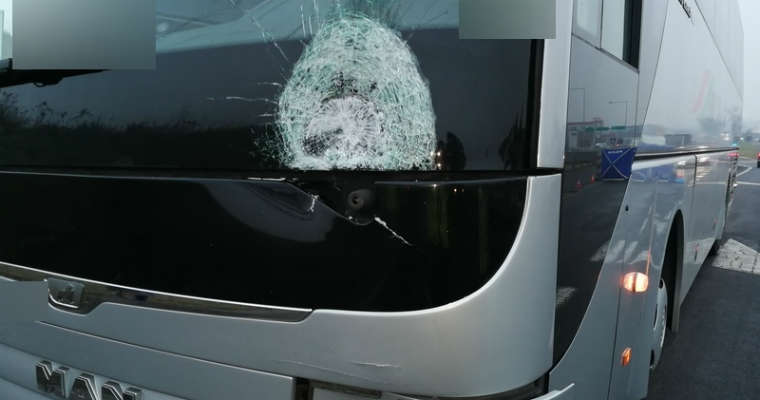 Autobus, którym kierowca potrącił 19-latka w Lublinie. Młody mężczyzna zmarł. Fot. Policja