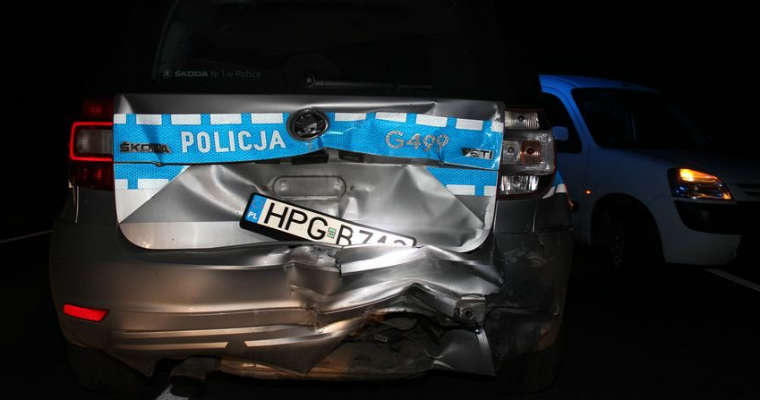 Uszkodzony radiowóz policji w Wolbromiu. Fot. policja