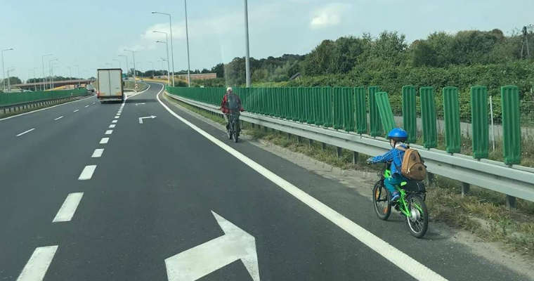 W Bielsku-Białej ojciec zabrał sześciolatka na wycieczkę rowerową i jechał z nim po drodze ekspresowej. Fot. policja