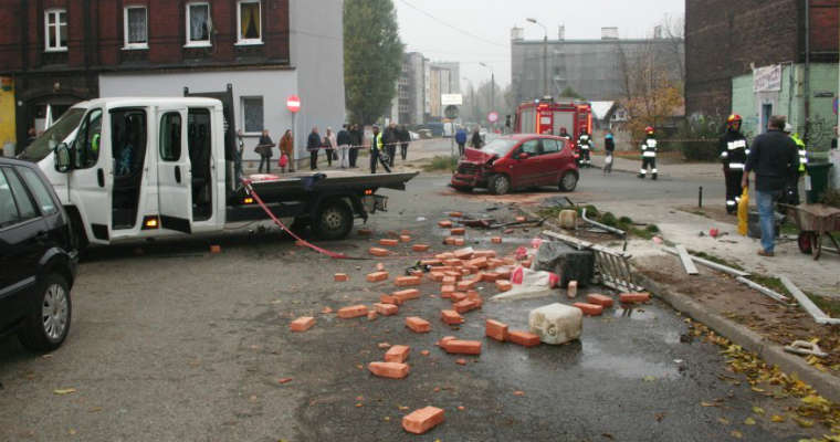 Wypadek w Bytomiu, w którym spadający ładunek zabił pieszego. Fot. Policja