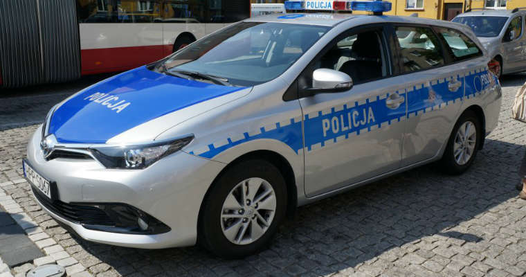 Policja z Sosnowca w 2017 r. dostała dwa nowe radiowozy - hybrydowe toyoty auris. Fot. Policja