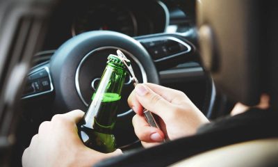 Kierowca pijący alkohol w samochodzie. Fot. CC0