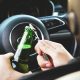 Kierowca pijący alkohol w samochodzie. Fot. CC0