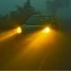 Samochód we mgle. Fot. Raghav veturi/CC ASA 4.0