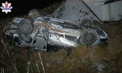 Ford spadł z mostu w miejscowości Koszarsko. Po wypadki kierowca uciekł. Fot. Policja
