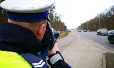Policjant mierzÄ…cy radarem prÄ™dkoÅ›Ä‡ samochodÃ³w. Å¹rÃ³dÅ‚o: Zachodniopomorska Policja
