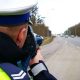 Policjant mierzący radarem prędkość samochodów. Źródło: Zachodniopomorska Policja