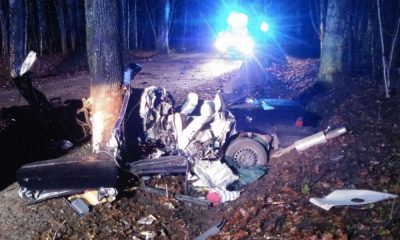 22-letni kierowca zginął w sylwestra rozbijając się BMW na drzewie pod Olsztynem. Fot. Policja