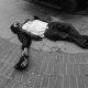 Mężczyzna leżący na ulicy. Fot. Ivaan Kotulsky/CC BY 2.0