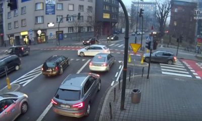 Skrzyżowanie w Krakowie, na którym wyłączono sygnalizację świetlną. Źródło: kadr programu "Jedź bezpiecznie"/YouTube