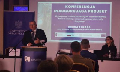 Minister infrastruktury i szef Krajowej Rady BRD Andrzej Adamczyk podczas konferencji inaugurującej projekt szkolenia nauczycieli Fot. MI