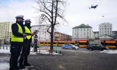 Patrol stołecznej drogówki podczas akcji z wykorzystaniem drona w Warszawie. Fot. Policja