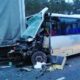 Po uderzeniu w tył jednej ciężarówki, kierowca autobusu wbił się w tył ciężarówki, która po awarii stała częściowo na pasie ruchu Fot. Policja
