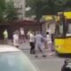 Kierowca miejskiego autobusu w Katowicach wjechał w ludzi znajdujących się na jezdni. Zabił 19-latkę Źródło: YouTube