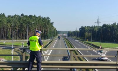 Policjant mierzący bezpieczną odległość między pojazdami na węźle Szczecin Dabie. Fot. Policja