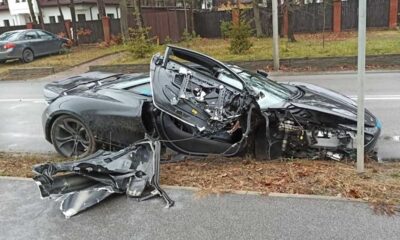 Kierowca rozbił McLarena wartego miliony złotych na słupie na ulicy Kraszewskiego w Otwocku Fot. facebook/PSP Otwock Jabłonna