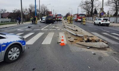 Wypadek w Radomiu w kwietniu 2021 r. Kierowca wjechał na skrzyżowanie na czerwonym świetle Fot. Policja