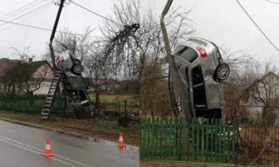 Młody kierowca wypadł z drogi we wsi Toczyska. Fot. Facebookl/OSP Zgórznica