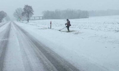 Ekipa drogowców kosząca trawę w śniegu, w grudniowy poranek w okolicach Leszna Źródło: Facebook/Lubuscy Łowcy Burz