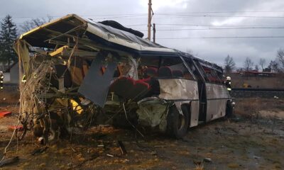 Autobus szkolny, w który w Warlubiu wjechał pociąg Fot. KP PSP Świecie