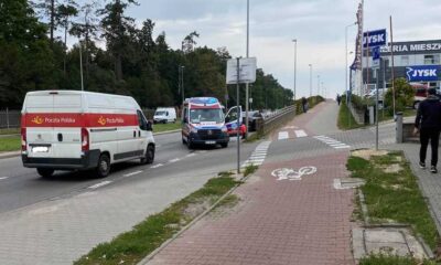 Zdjęcie po wypadku na ul. Mieszka I w Szczecinie. W oddali widoczny czarny mercedes, którym Kinga K. śmiertelnie potrąciła pieszego na przejściu dla pieszych Źródło: Facebook/SuszaSzczecin