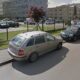 Samochody w Warszawie zaparkowane na chodniku w miejscu, gdzie mogą być legalnie zaparkowane na pasie ruchu Źródło: Google Maps