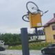 Fotoradar zasłonięty przez rower na drodze krajowej nr 20 Źródło: Facebook/OSP Miszewo