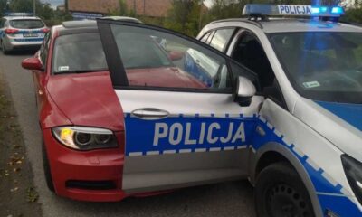 Kierowca BMW zatrzymany przez policję nagle ruszył i doprowadził do kolizji z radiowozem. Fot. Policja