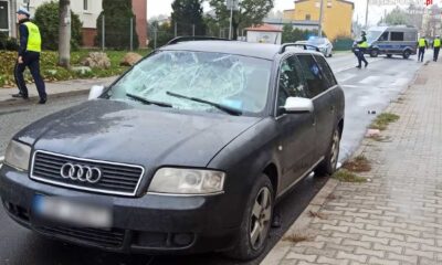 Zniszczona szyba samochodu audi, którego kierowca wjechał w dwie kobiety na przejściu w Katowicach Fot. Policja