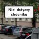 Znak, który pozwala parkować na "chodniku" na ulicy Kazimierzowskiej w Warszawie Źródło: Google Maps