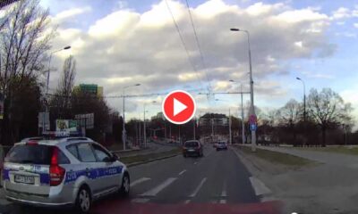 Policja omijająca kierowcę ustępującego pieszej na pasach w Lublinie. Kadr z filmu ujawnionego przez "Dziennik Wschodni".