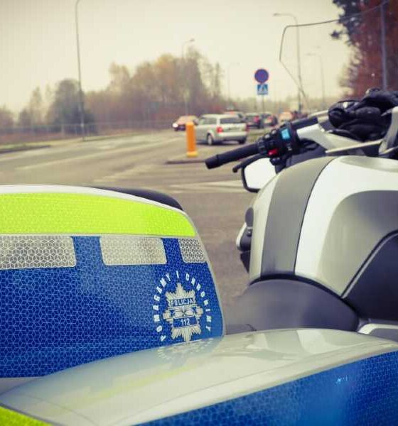 Policjanci drogówki z Radomia twierdzą, że zmuszano ich do zatrzymywania praw jazdy kierowcom nawet, gdy nie było jasnym, kto jest winnym wypadku. Na zdjęciu patrol policji na ulicy Radomia Fot. KMP Radom